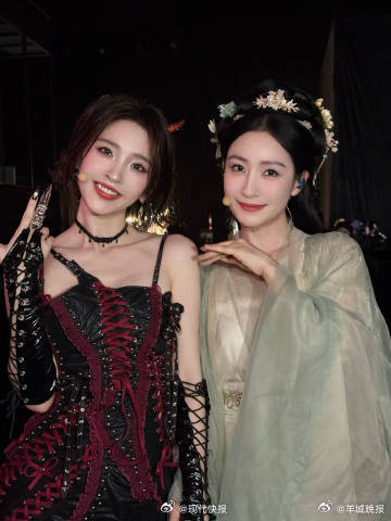 【#唐艺昕发文祝福陶昕然#】#唐艺昕期待与陶昕然下一次合作# 4月24日晚，《乘