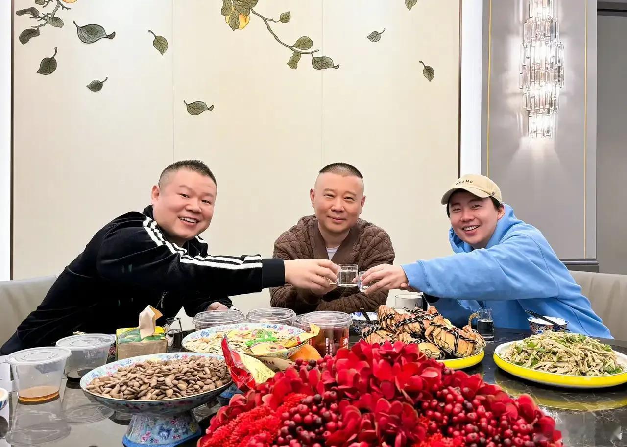 大年初五，郭麒麟、郭德纲、岳云鹏三人在一起，欢度春节，三人共同举杯，看着镜头，喜