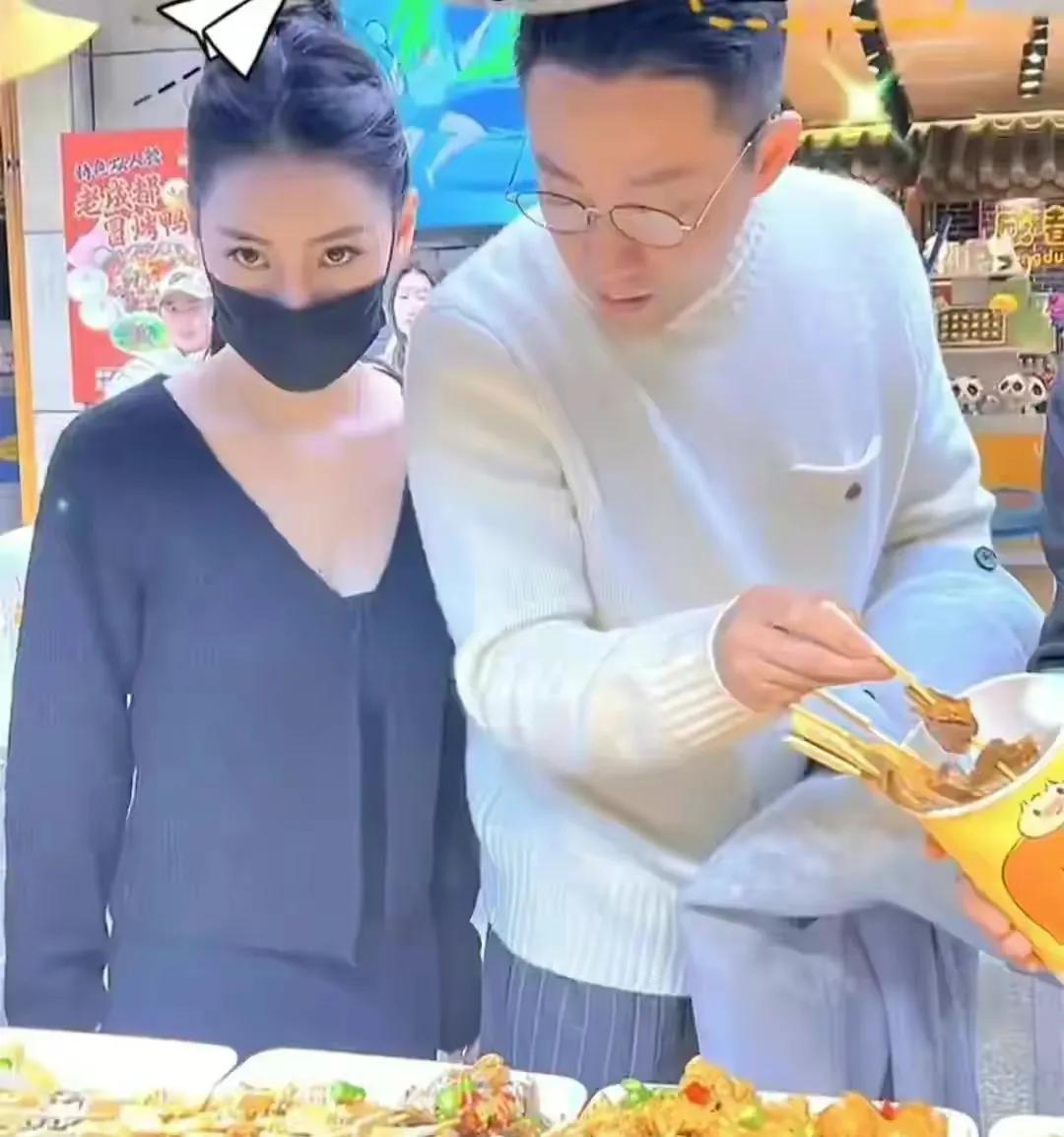 网友们太有才了，认为汪小菲求婚成功，还晒大钻戒，这是在故意气大S！

在这个光怪