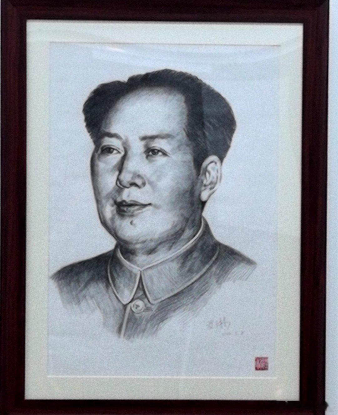 小区里新出现了一家画室，今天早上路过门口，一眼瞥见对门的墙上挂着一副毛主席的素描