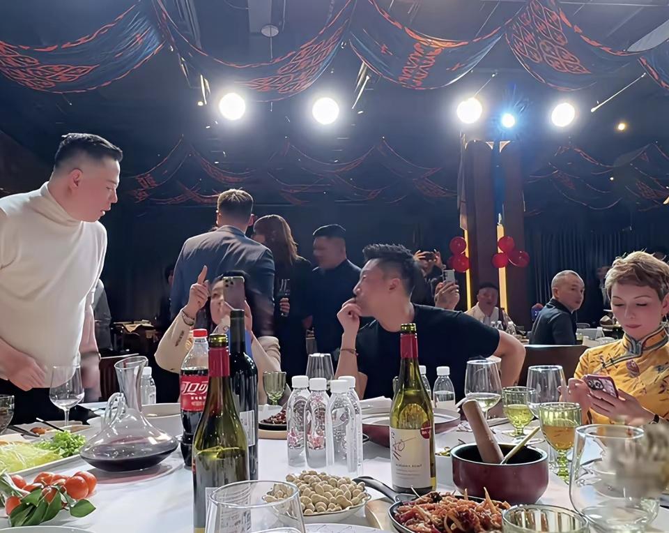 张兰这高兴劲儿啊丰收的一年！

麻六记的团建开始了，张兰今晚是盛装出席，左边坐着