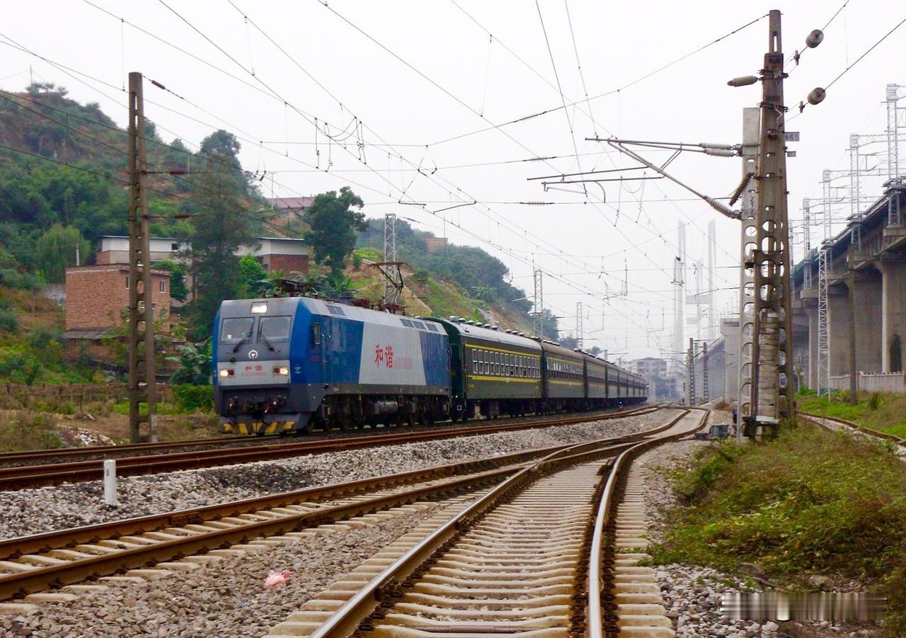 2017年11月，重庆开往遵义的5629次列车经过珞璜站北端，那时候5629次还
