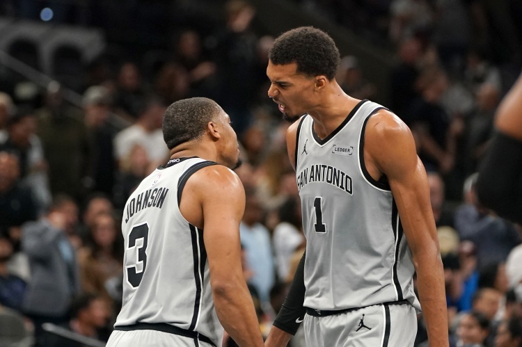 马刺拿到赛季第10胜，目前10胜4负，西部第5位。这是马刺自16-17赛季以来最