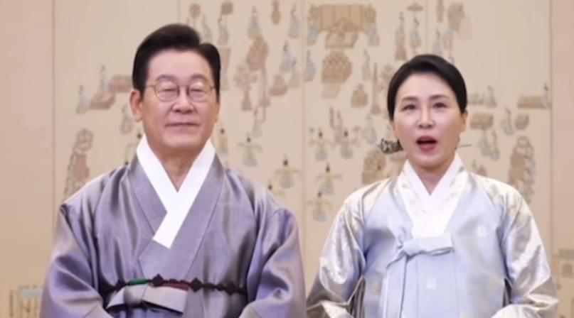 10月4日，韩国第一夫人金惠景和老公李在明现身，向韩国国民发表中秋祝福。
画面中