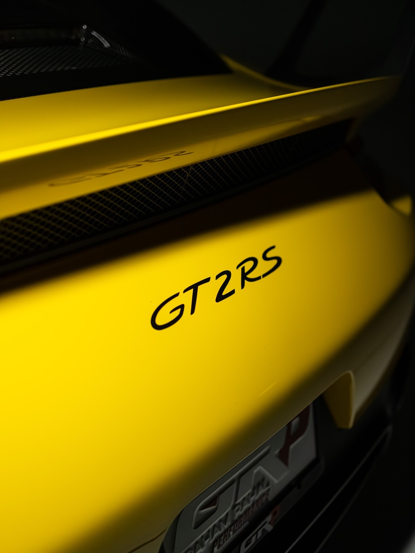 2018款保时捷911 GT2 RS Weissach。此车以赛车黄色涂装，搭配