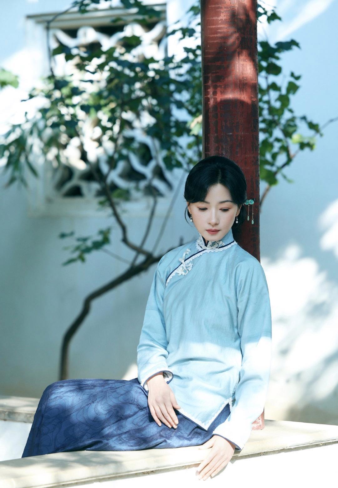 万茜在个人账号晒出了一组温婉迷人的造型，配文：八千里路云和月开播，丁玉娇的故事很