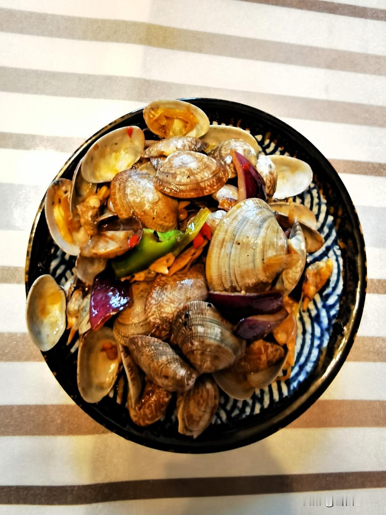 翻到这张前几天的照片，想起那顿简简单单的晚餐。

一盘爆炒文蛤，蒜蓉姜丝爆香，文