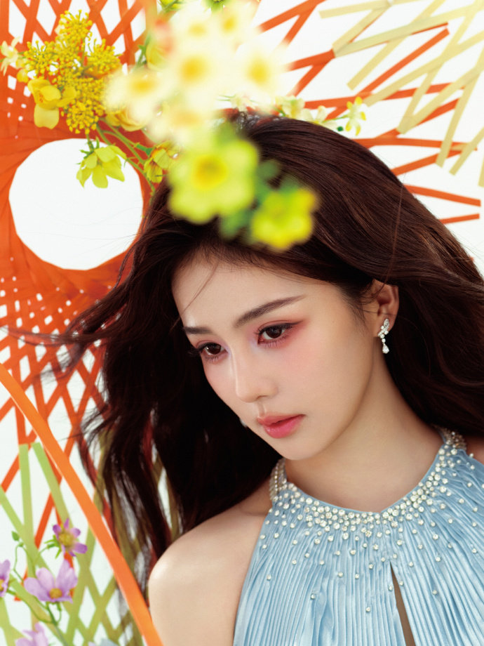 白鹿邂逅明媚旅程  白鹿即刻出发 白鹿邂逅明媚旅程，白鹿即刻出发，谁懂这个挂脖蓝