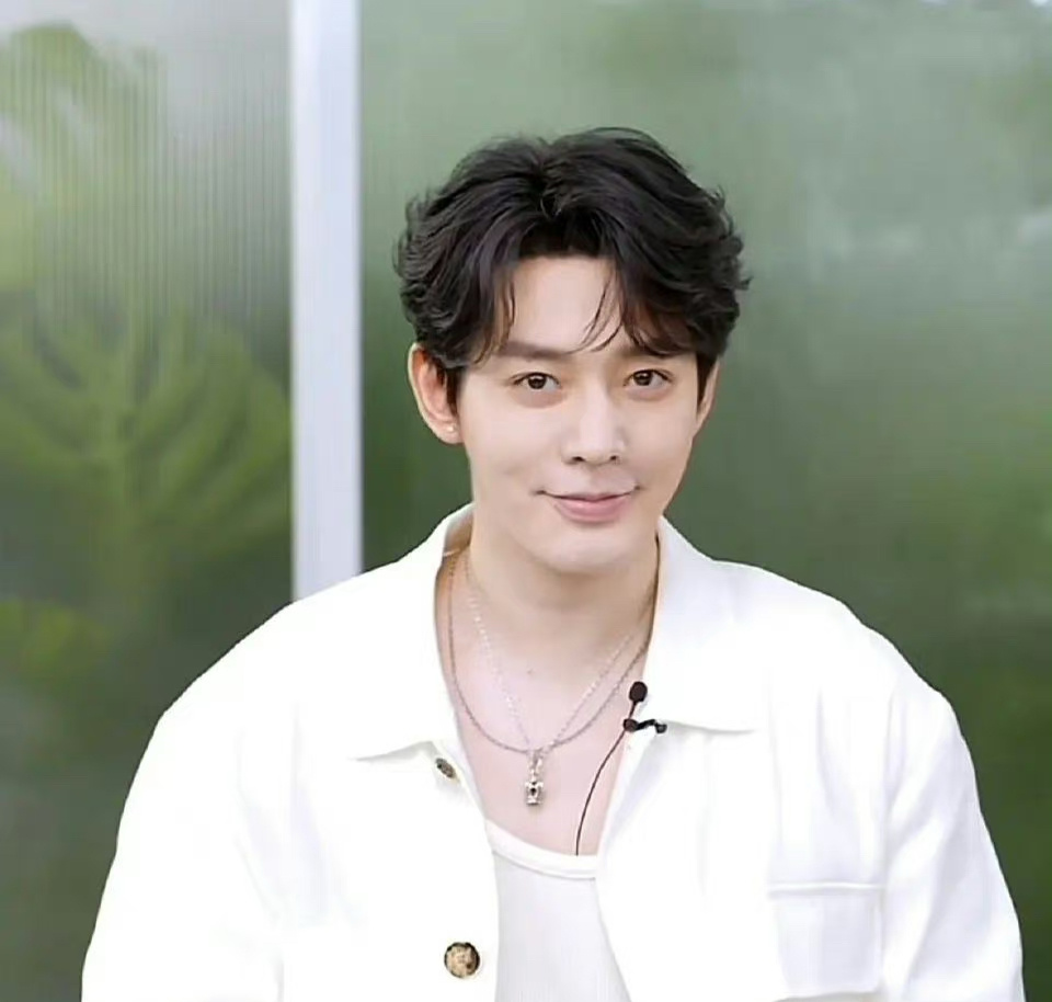 邓为现在怎么了，笑起来这么僵硬？ ​​​