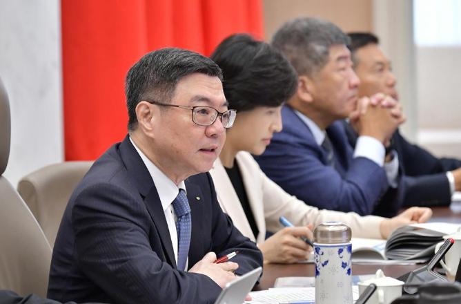 就在刚刚
 
台当局突然宣布，
 
12月26日，台当局宣布，即日起要通过《两岸