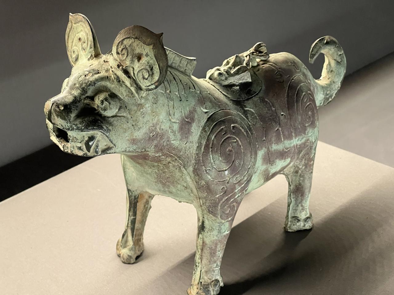 荆州博物馆这件青铜器，是简洁清晰证明中国考古界低劣败坏的大杀器。
当考古界当着成