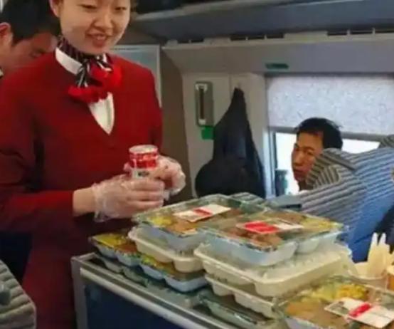 “一列火车乘客上千，却卖不出20 份盒饭，为何乘客宁可挨饿喝水，也不愿意买盒饭？