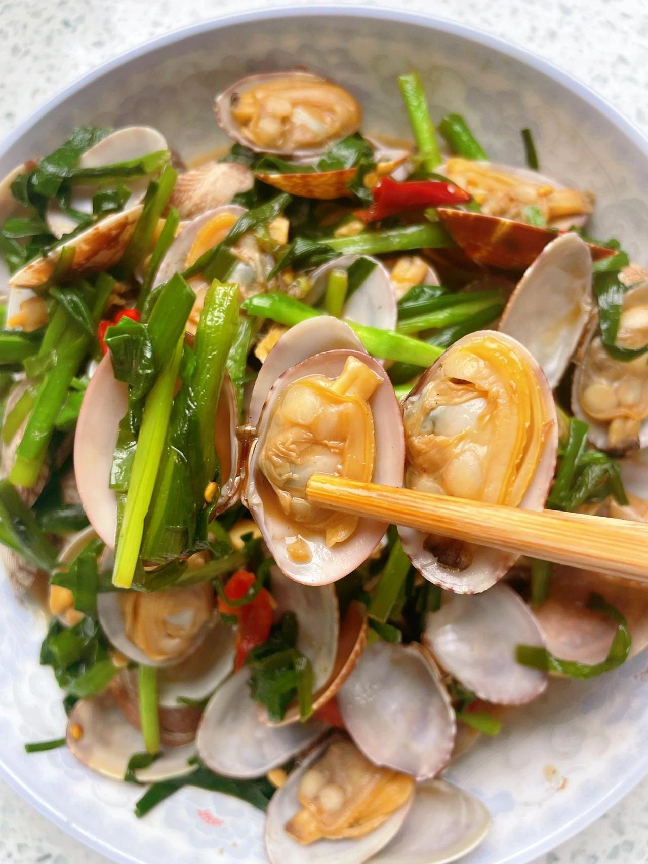 韭菜炒花甲，懒人做法5分钟搞定！
韭菜炒花甲，好吃又下饭，快做来尝尝吧！
懒人做