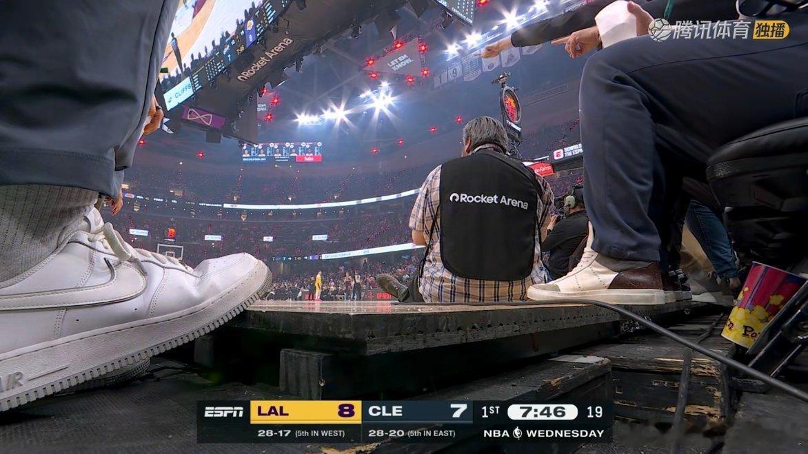 东契奇回更衣室了，一瘸一拐…骑士的地板明显高出平面湖人vs骑士
