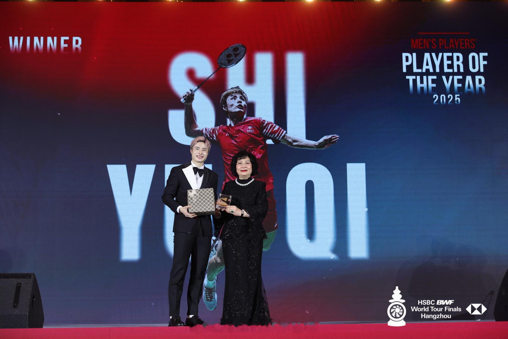 石宇奇今晚赢麻了 最具人气最佳男单 羽联总决赛颁奖典礼热点现场