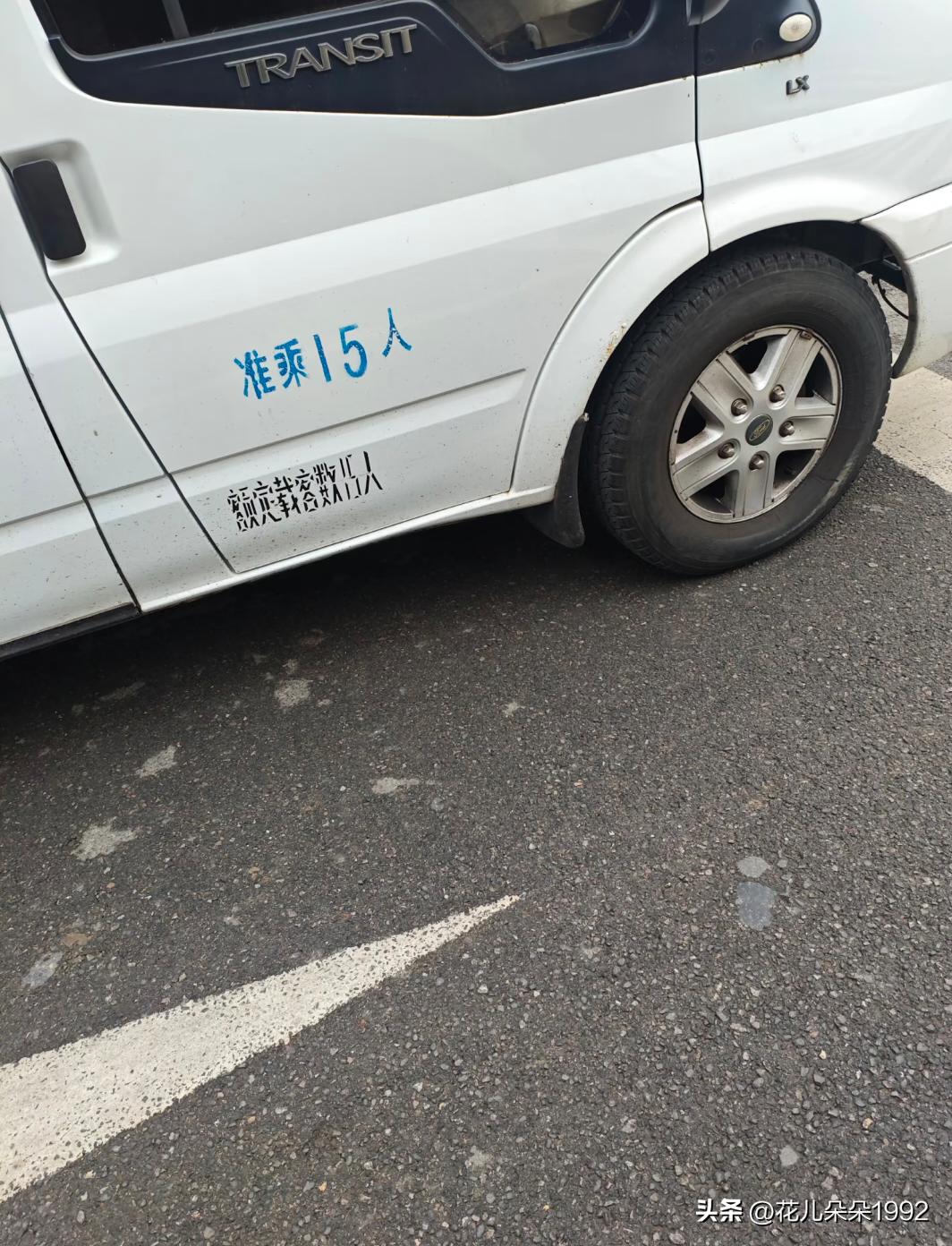 额定载客数包括不包括司机？

从中文意义上讲，额定载客数是不包括司机自身的吧？