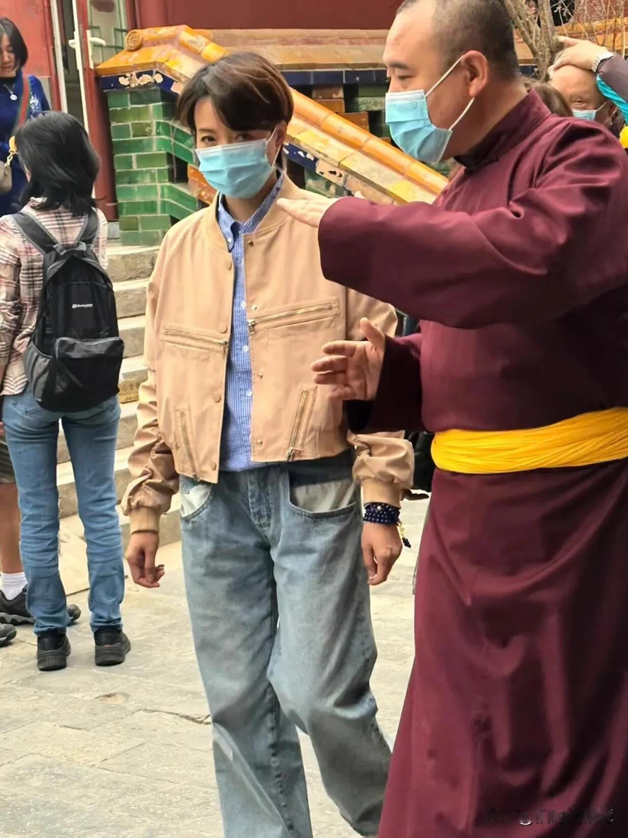 没想到董卿的私服居然是这个风格的，头发也剪得很短，突然像个假小子的样子，和以前看
