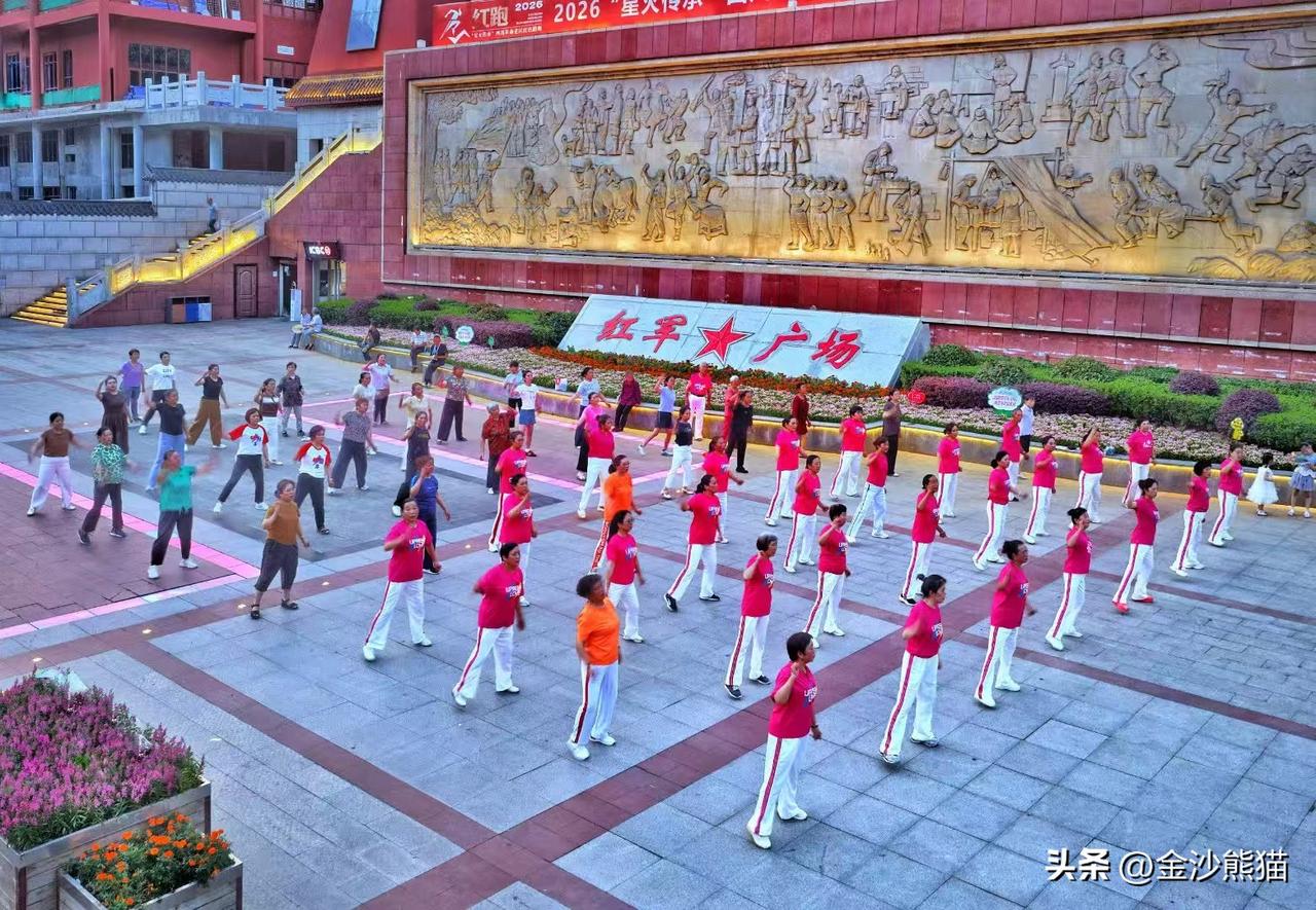 《红軍广場  舞蹈》
成都市老年人协会摄影专委会 
图文原创  温建军 
组稿编