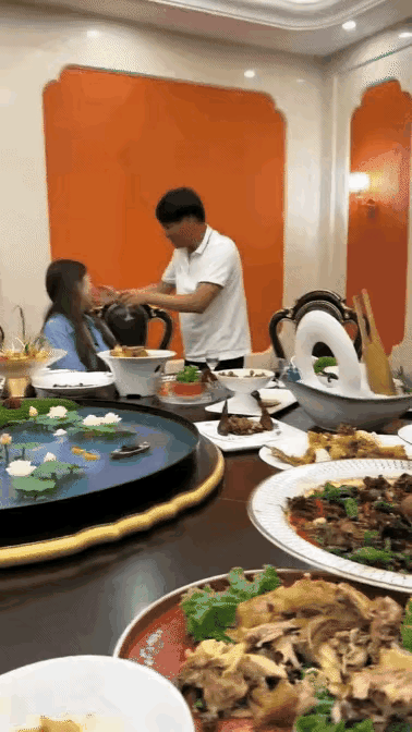 人家姑娘都喝了，你还喷啥[机智]