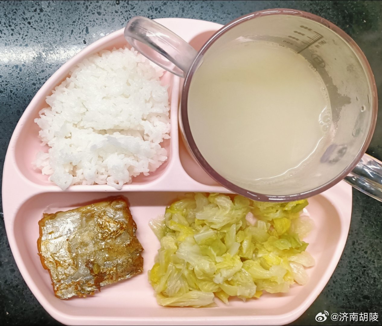 #糖糖的饭饭##科学育儿营养护航# 昨天午餐：米饭，鸡汤炖白菜，烧带鱼，鸡汤；晚