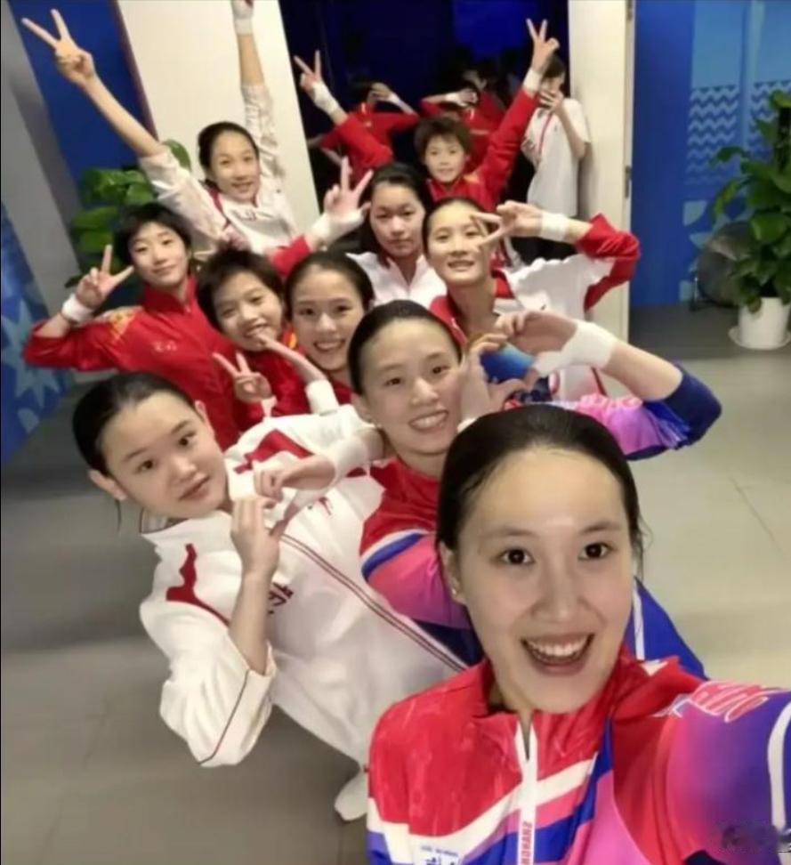 这张图让人瞬间破防！

一眼看去，画面让人疑惑。
这张跳水队的合影里，
掌敏洁、