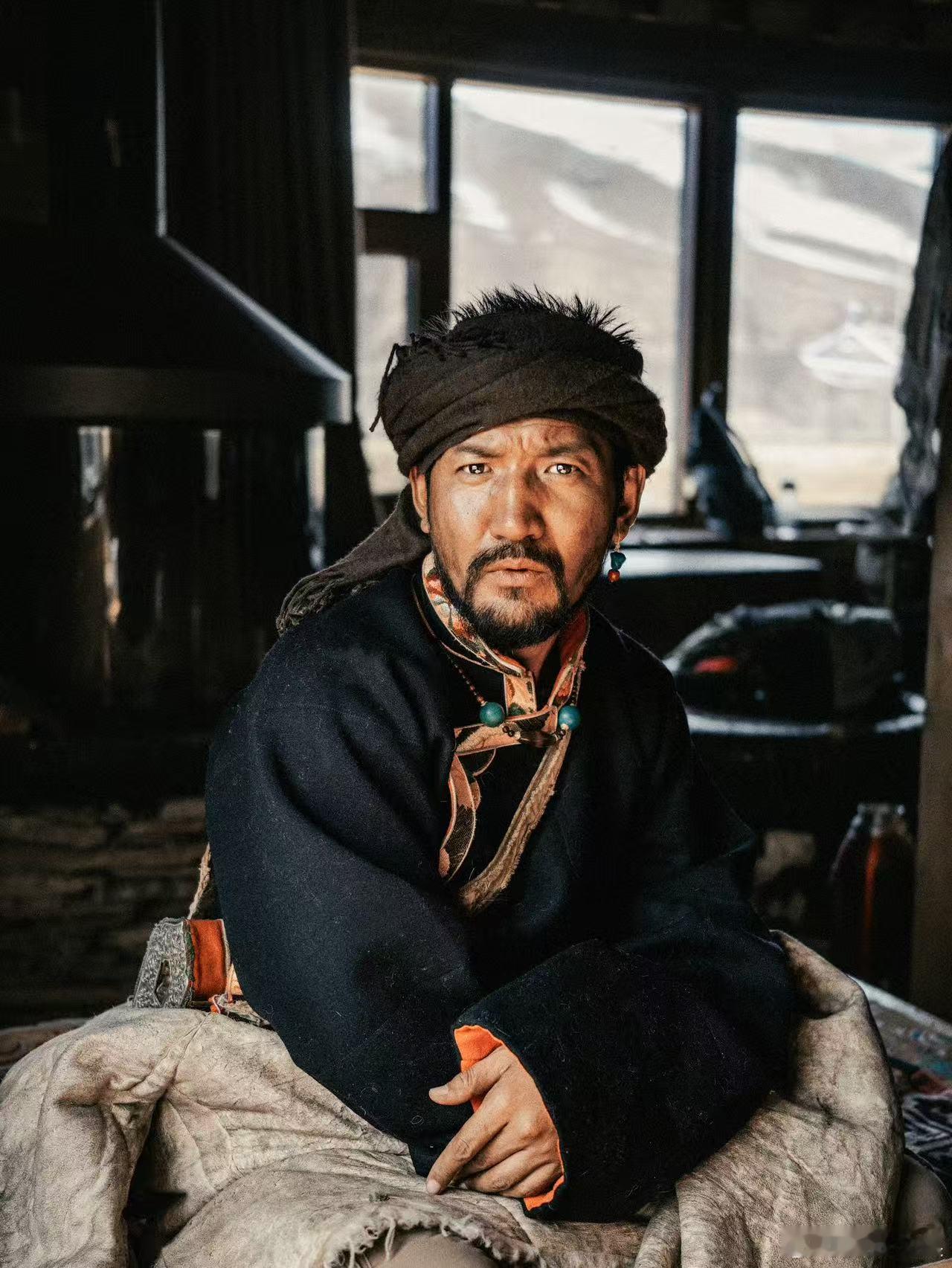 杨紫夸金巴杨紫真的好暖心，认真倾听金巴的心声，还大方送上支持与肯定，人美心善 