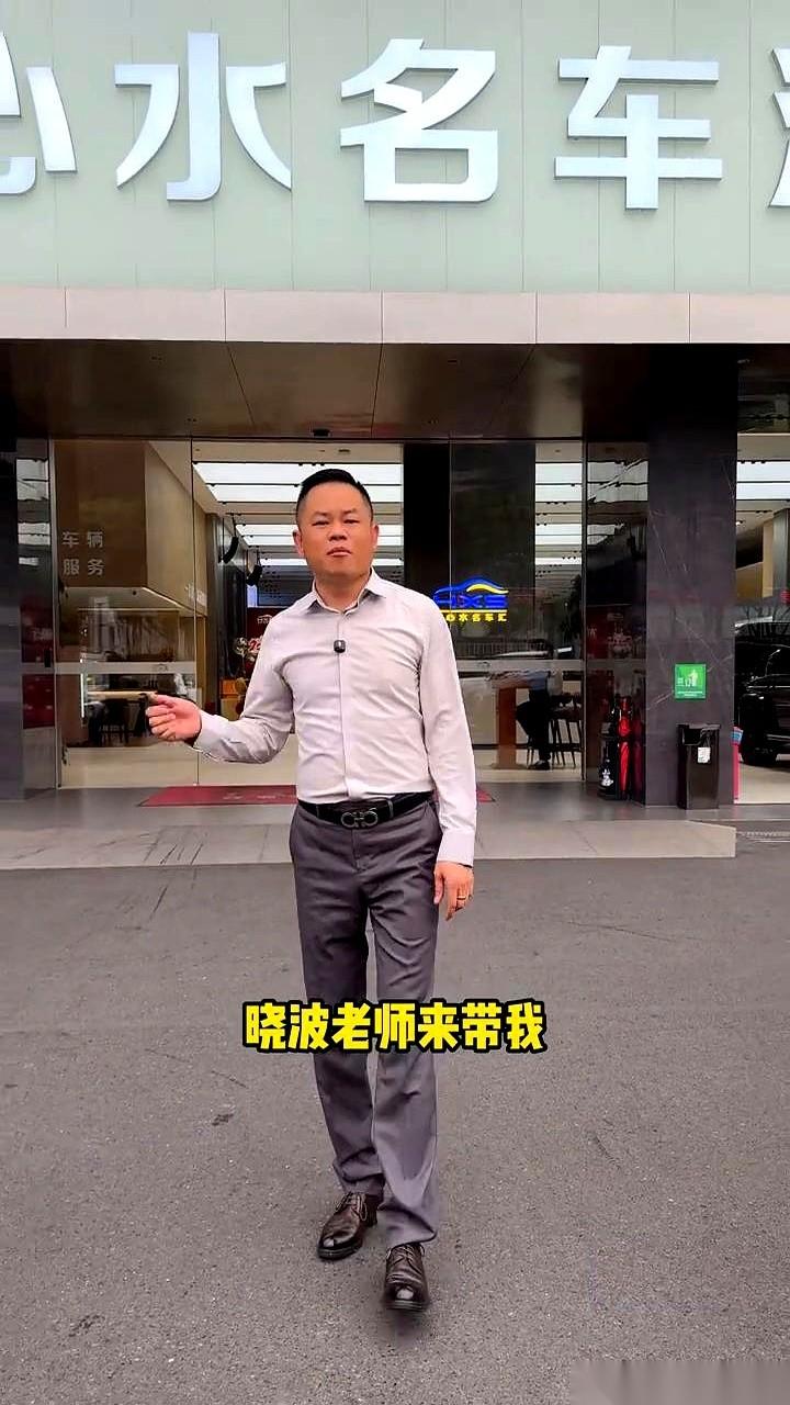 两年前，这个展厅空得能听见回声。
我天天站在这儿，心里发毛。
说实话，当初从老市