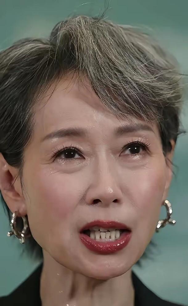 看到叶童现在的样子，我真是有点佩服她。人家都快60了，还敢顶着银发上节目，眼神里
