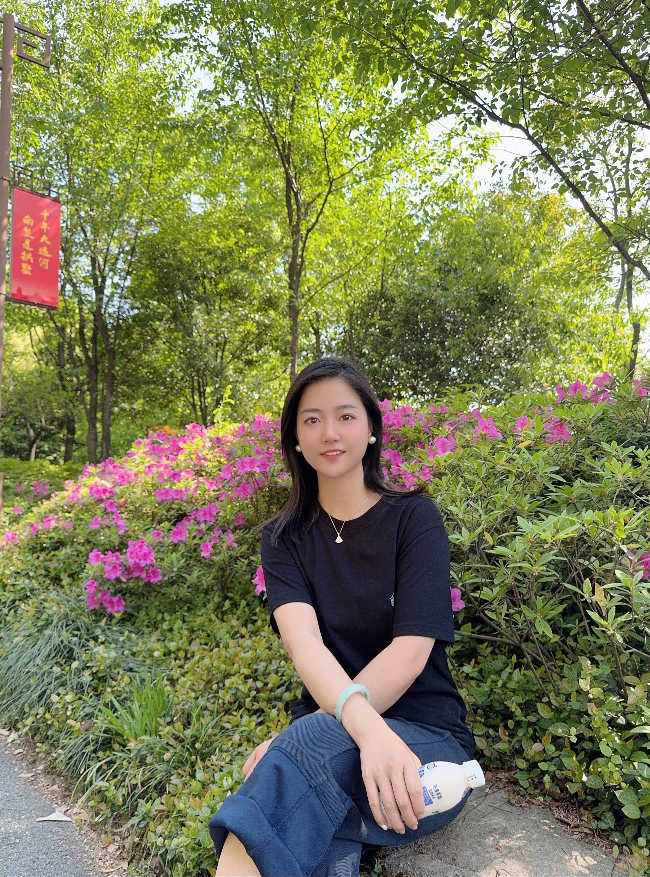 人到中年，如果再遇到喜欢的人，记得只做朋友，只谈笑风生，不可以动情，不...