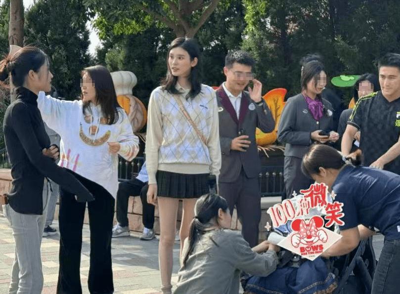 何猷君夫妇带儿女游迪士尼 奚梦瑶抱娃大长腿十足吸睛
近日，有网友在迪士尼乐园偶遇