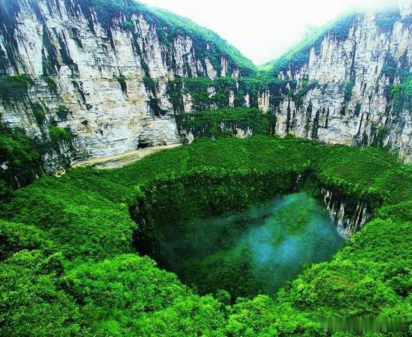 【天坑地缝】天坑地缝风景名胜区位于长江三峡西首奉节县南部山区。东西长37.5公里