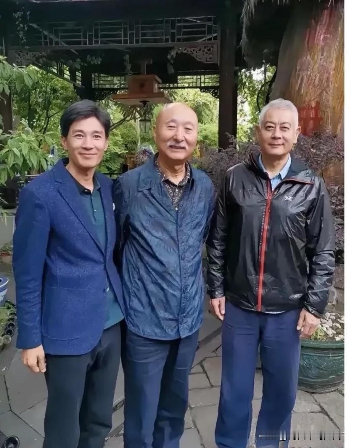 苏州古典园林，绿植假山，环境幽静。时年70岁的陈佩斯与国家一级演员巫刚及好友的一