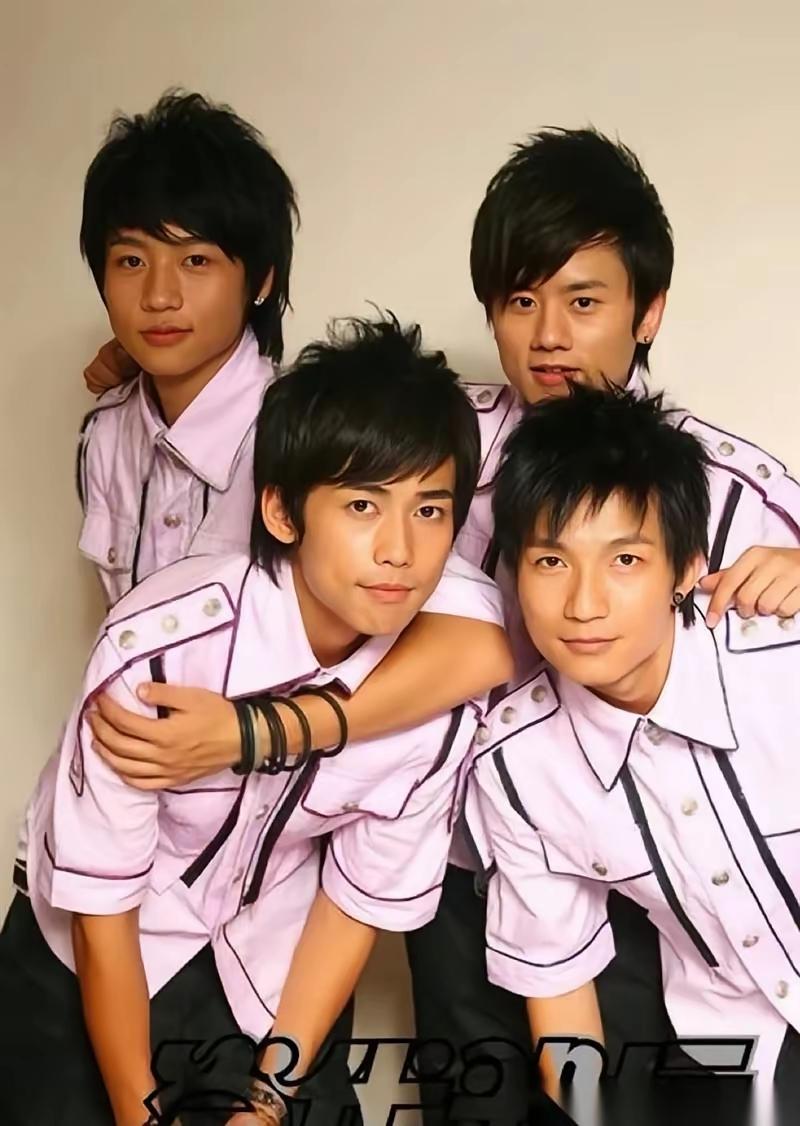 这是2007年的快男四强，
四个人都是个性鲜明，
当年的争议也是一个比一个大，