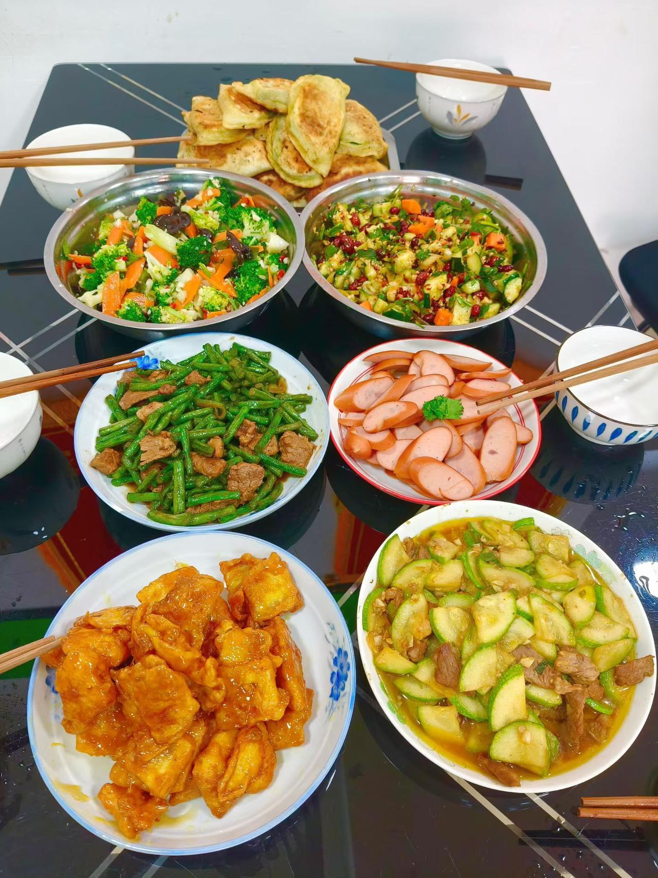 大姑姐嫌菜难吃还挑事，弟媳直接轰人：看不惯我以后少回来！网友吵翻了



最近有