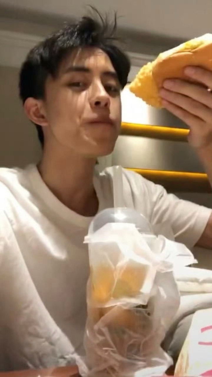 敖瑞鹏 被老天爷追着喂饭吃敖瑞鹏 “饭圈艺人”，还有谁比你抽象啊！敖瑞鹏真的喜欢