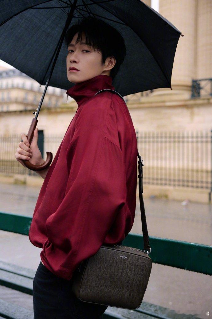 魏大勋的暗生情愫像扒拉筷子 瞧这高叶和魏大勋饭桌脚戏，剪辑太有创意故事感爆棚！镜