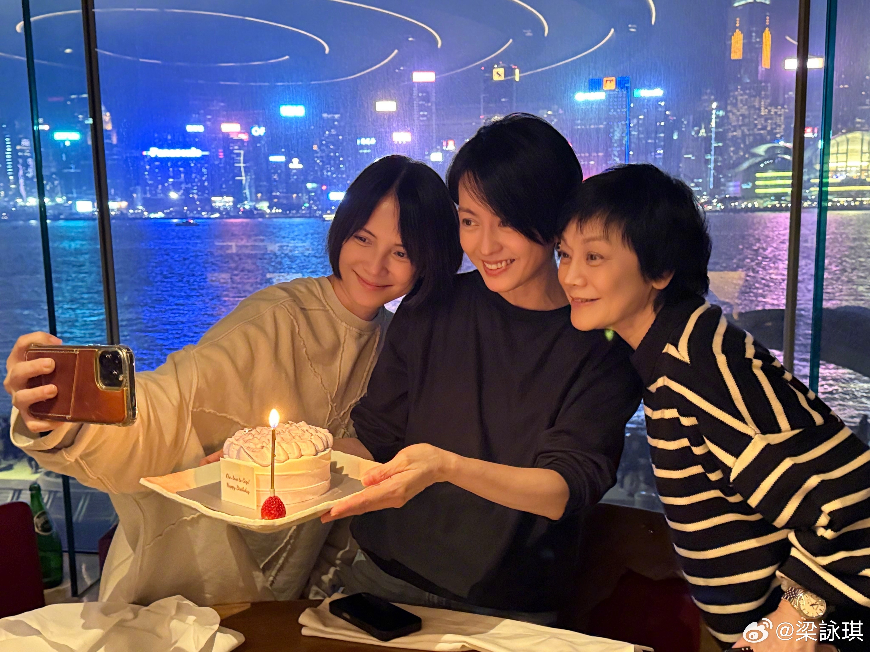 梁咏琪昨天满50岁生日，po出的照片里有和张艾嘉、李心洁的合影，也有和妈妈以及双