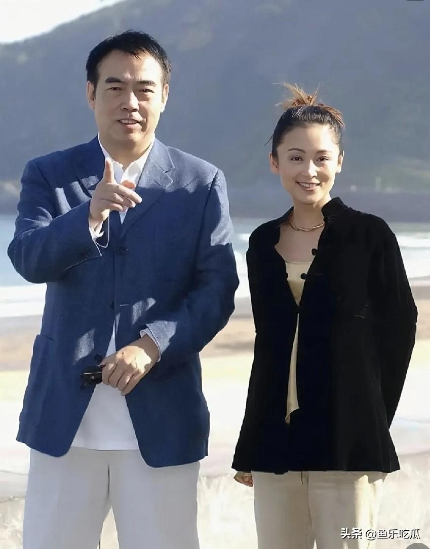 你瞧，陈红依偎在大导演陈凯歌身旁，宛如一只娇俏的小鸟，满脸洋溢着开心的笑容，心情