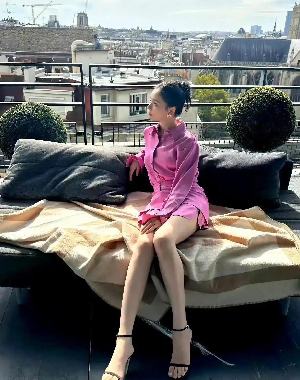 林允居家慵懒风大片，这腿也太长了吧！能成为星女郎果然不一般