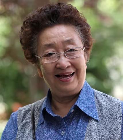 大女儿上过春晚，还是国家一级演员，在中戏当过老师。小女儿跟着老妈跑剧组，从《东北