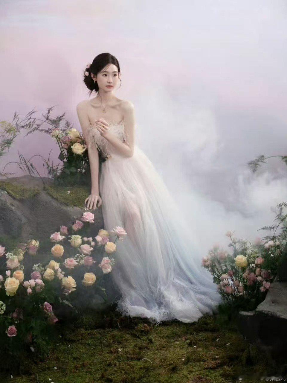 张艺凡粉色草莓大福张艺凡前一秒妈妈后一秒妹妹张艺凡在北影节上以粉色抹胸长裙亮相，