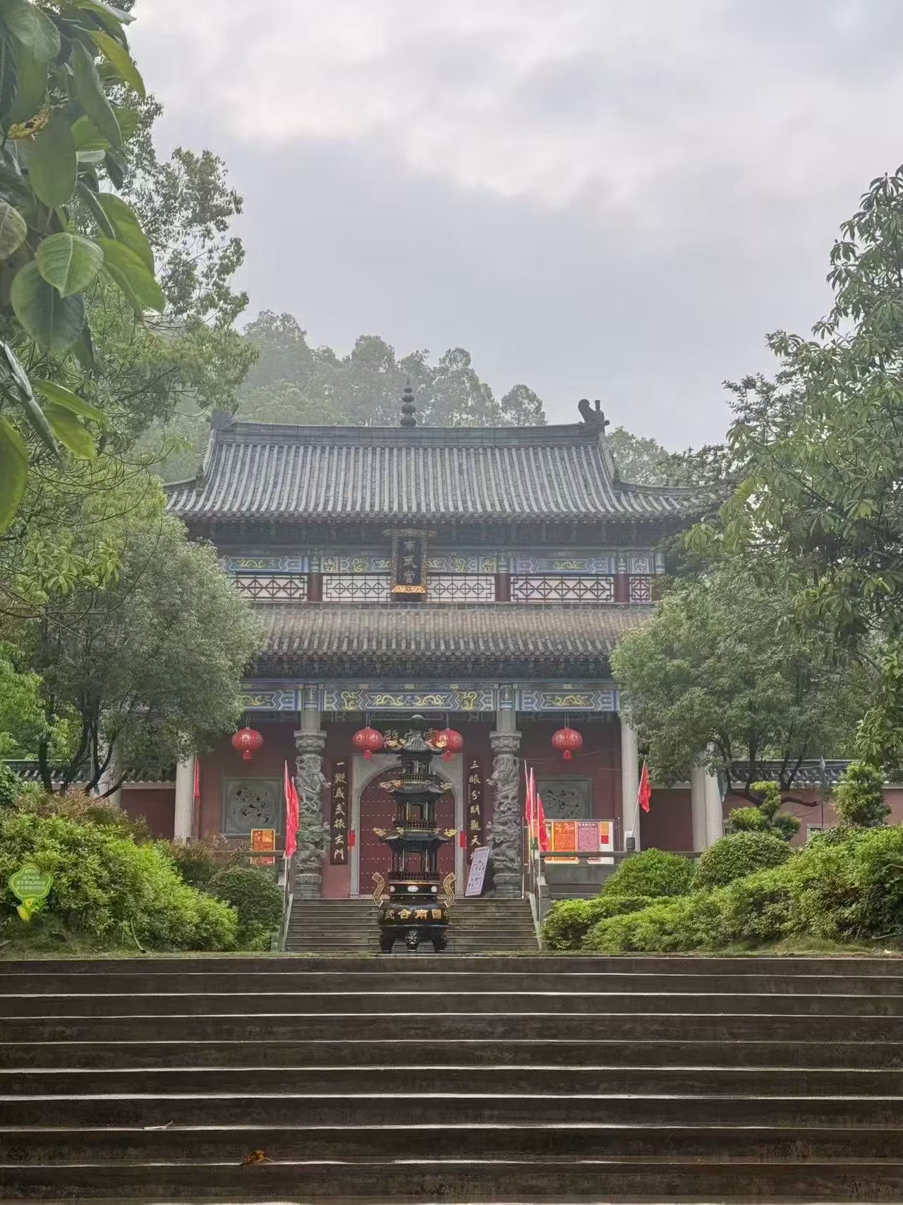 在这里，时间仿佛能慢下来。听雨洗青阶，感松风拂面，与自己对谈，让你心随境转。 