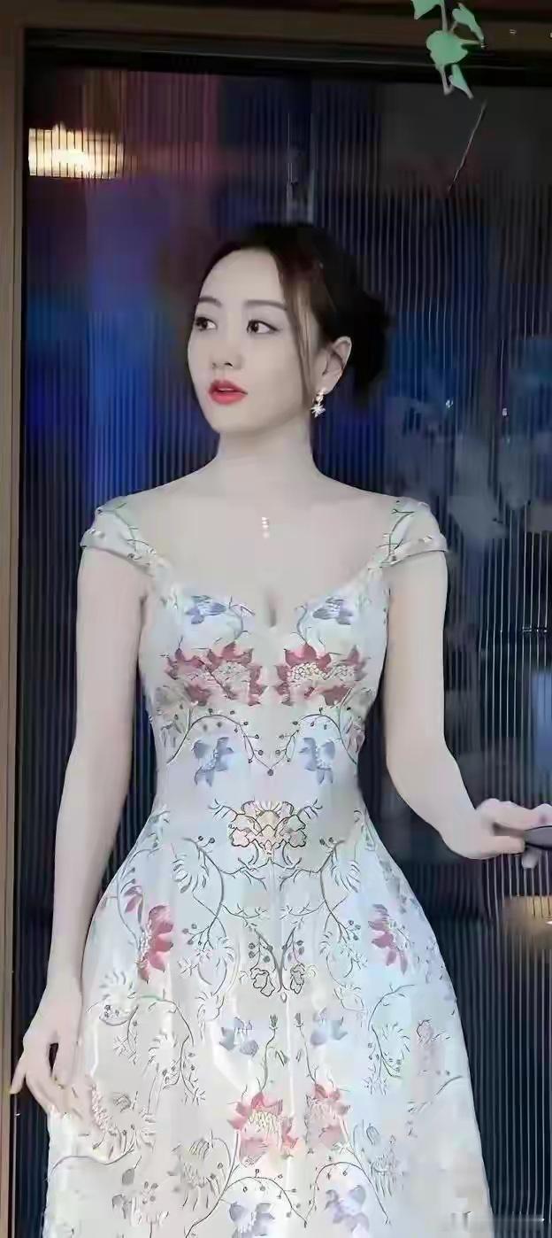 不得不说，杨蓉的身材也太绝了吧，都四十多岁了体型还这么完美 