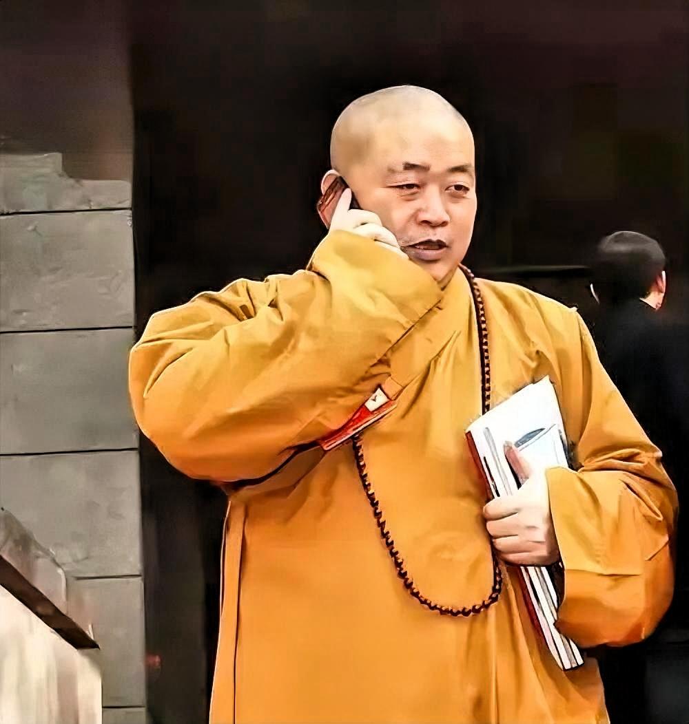 十几年前去少林寺游玩时朋友就断言，释永信他绝对是个好色之徒！
当时恰逢斯里兰卡高