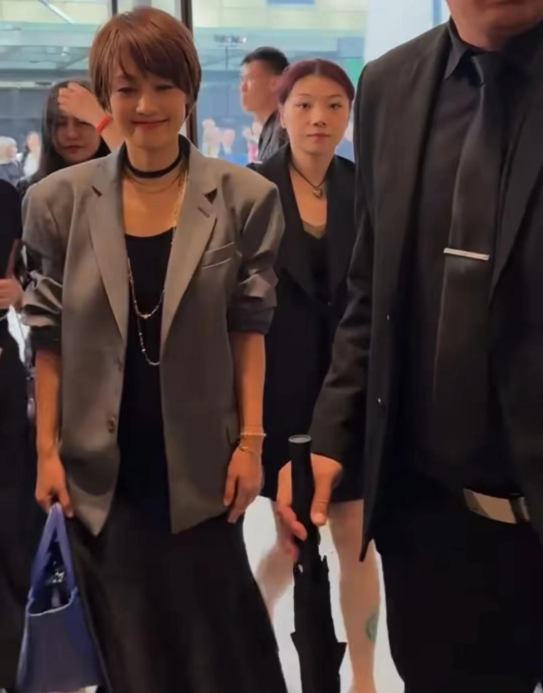 ​​9月16日，马伊俐现身上海出席线下活动，现场人山人海，非常热闹！真是明星走到