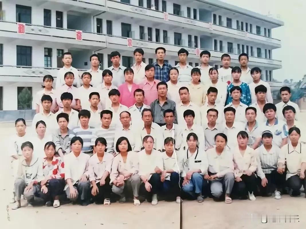 以前上大学的时候，听说班上有几个上五年制的小学，有一个是钦州灵山的，有一个柳州融