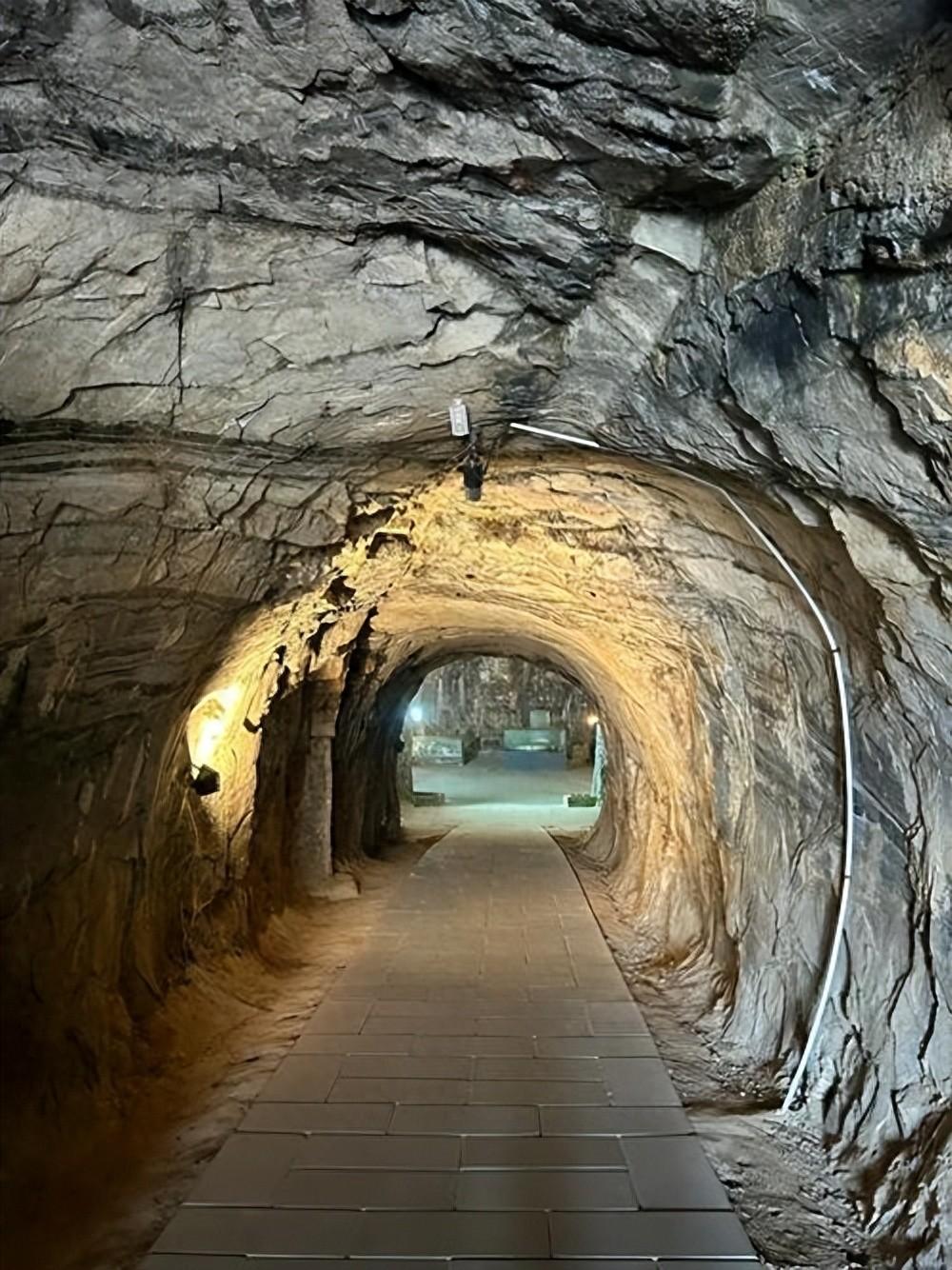 57年前部队炸山，发现了尘封山体中的千年宫殿，出土文物惊动中央。

其中一件青铜