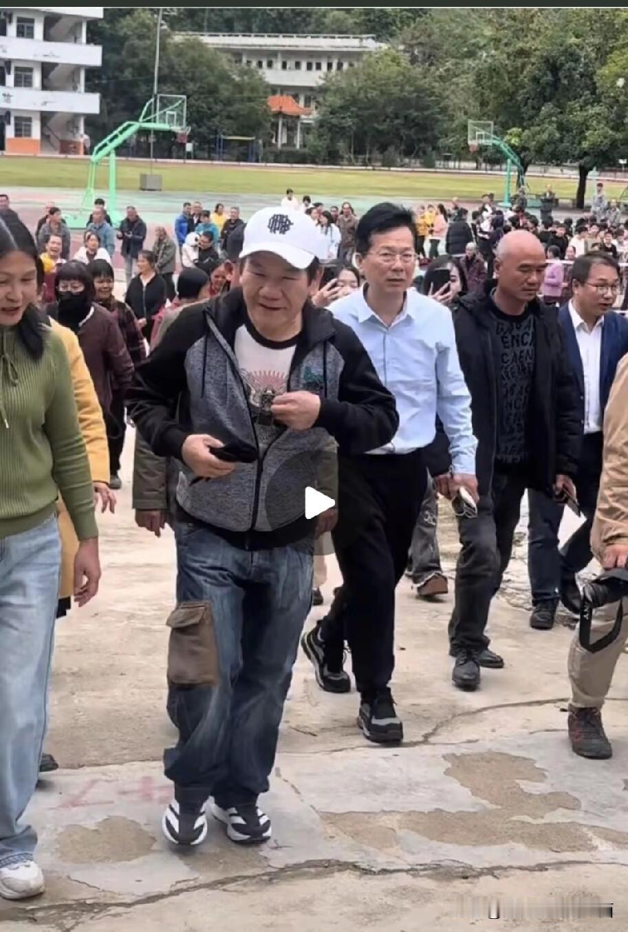 这一位男歌手64岁了，看起来挺接地气的，没有什么明星的大架子，打扮朴实，一个人低