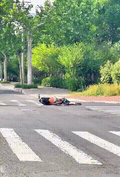 大赞！哭笑不得的暖心救援！
路上一小伙骑车不慎摔倒，连人带车倒在路口。路过一位善