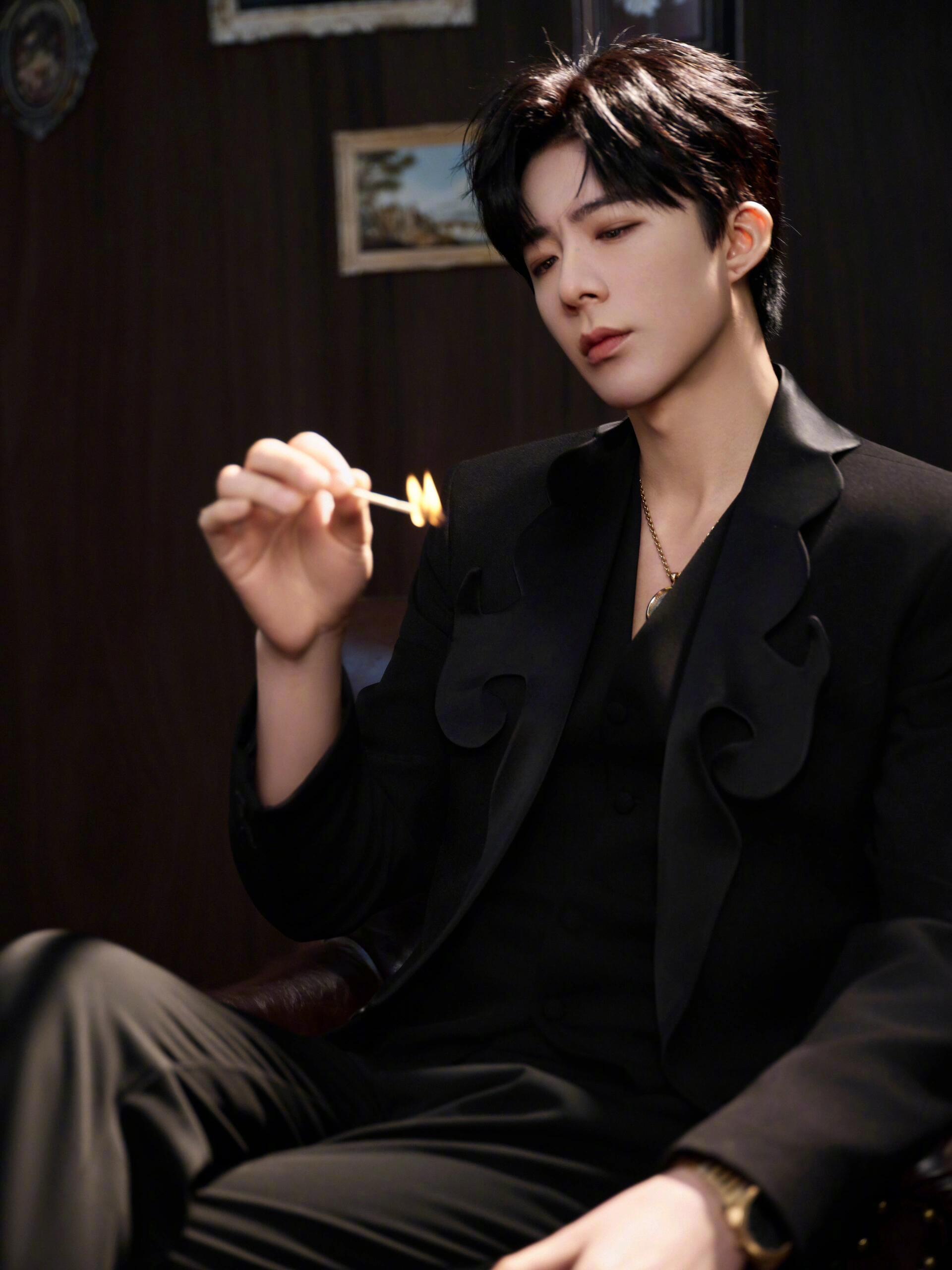 刘宇宁控场能力 看他在活动上应对记者刁钻问题时滴水不漏，转头却对身边人小声问“我